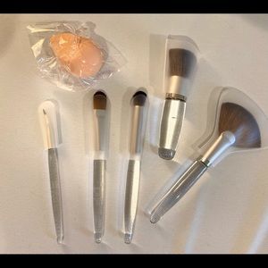 NWOT TRISH MCEVOY Make-up BRUSH SET! Black Case